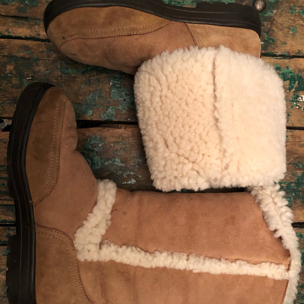Lightly used UGG Sundance W8